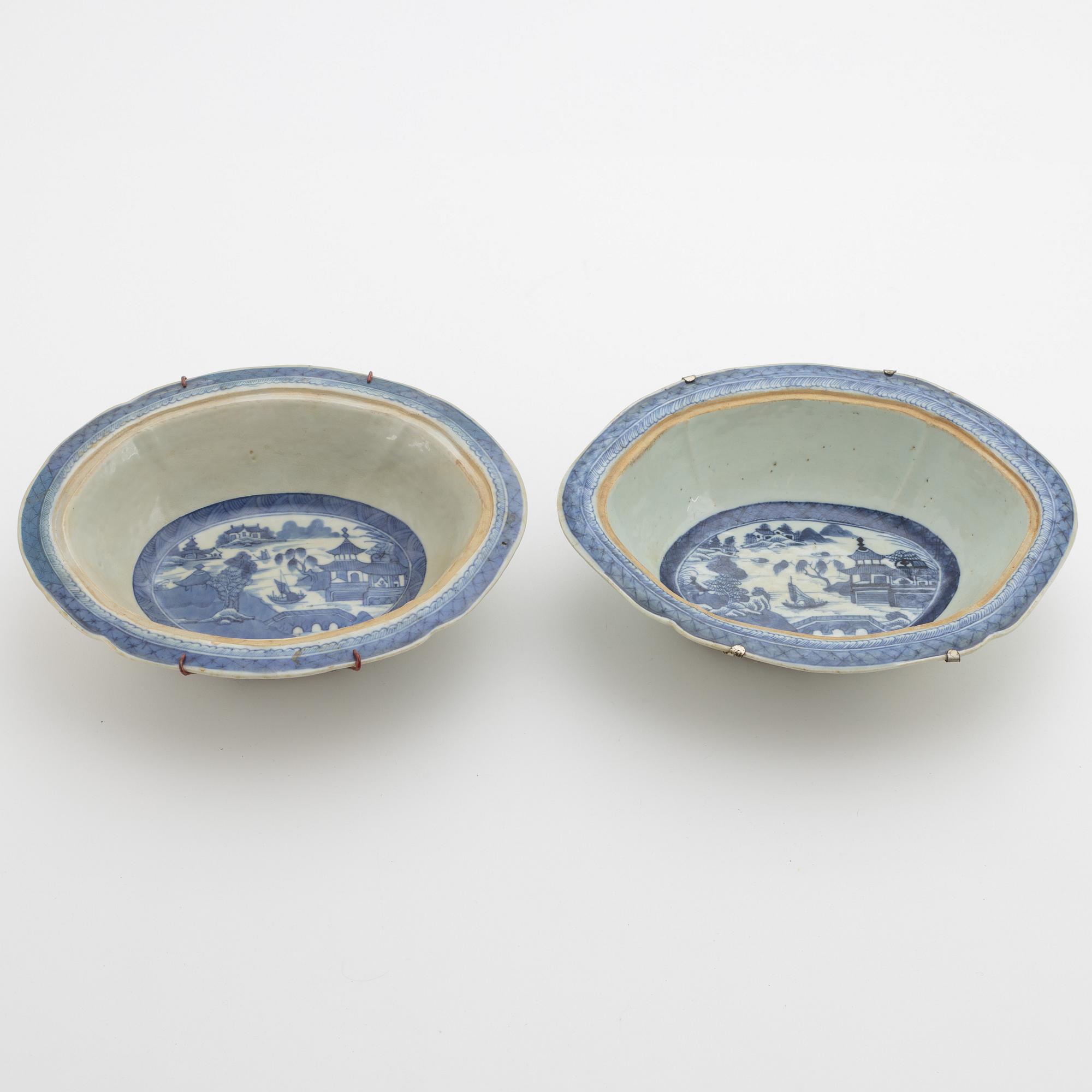 Skålfat, två stycken, porslin, Kina, Jiaqing, (1796-1820).