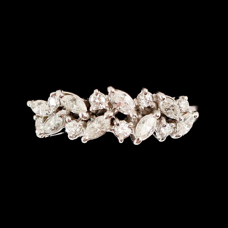 RING, 18 k vitguld, briljant och marquiseslipade diamanter tot ca 0.73 ct.