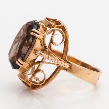 Sormus, 14K kultaa ja savukvartsi. Riika, 1900-luvun loppupuoli.