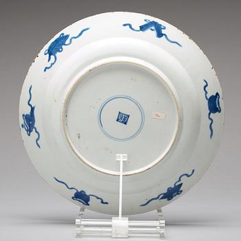 A blue and white dish, Qing dynasty, Kangxi (1662-1722).