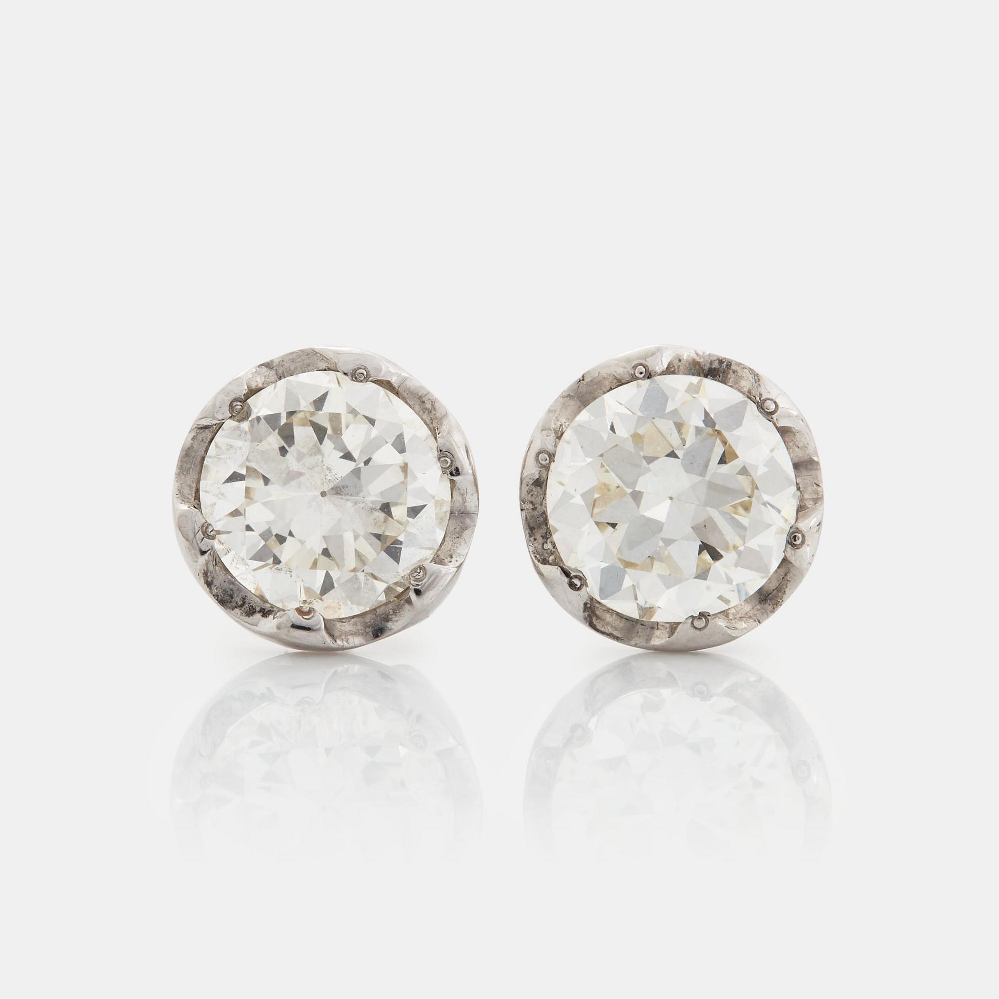 Ett par örhängen 18K vitguld med runda briljantslipade diamanter.