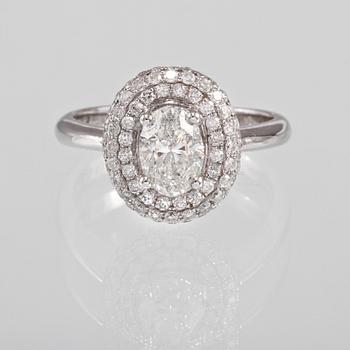 RING, 18K vitguld med briljantslipade diamanter ca 0.48 ct samt ovalslipad diamant ca 0.87 ct. Vikt 4,3 gram.