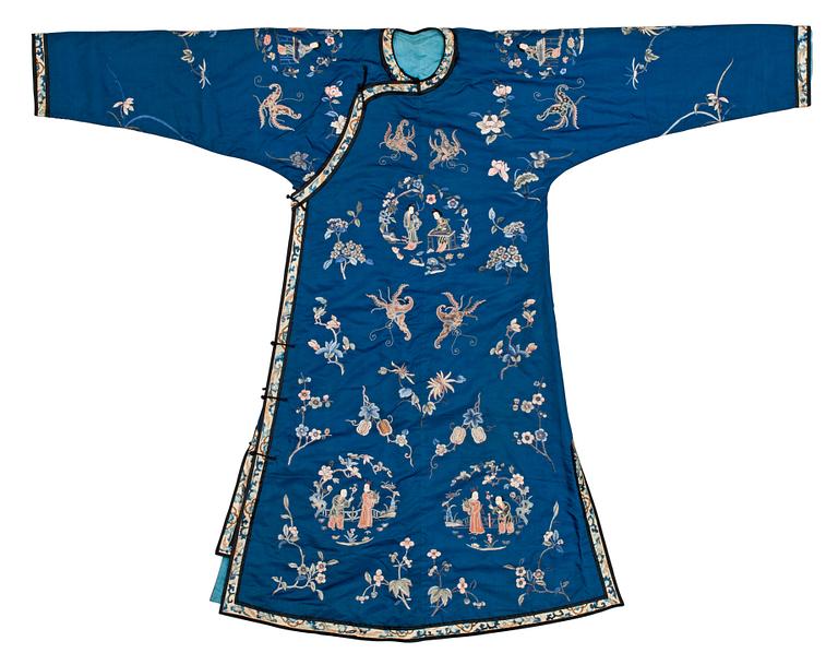 A CHINESE ROBE, silk. Height 137,5 cm. Around 1900.