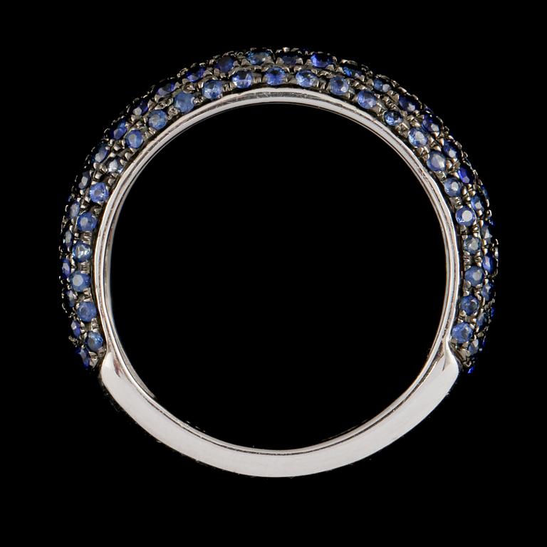 RING, 18k vitguld med fasettslipade blå safirer, 1.15 ct. Vikt 3,6 g.