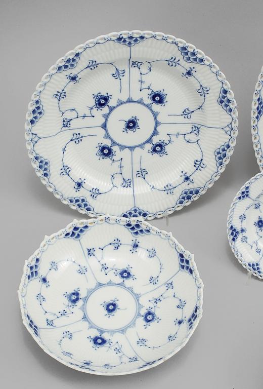 SERVISDELAR, 26 delar, porslin, "Musselmalet", Royal Copenhagen, 1900-talets andra hälft.