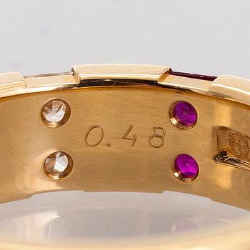 Engelbert, sormus, kultaa rubiineja ja prinsessahiontaisia timantteja.