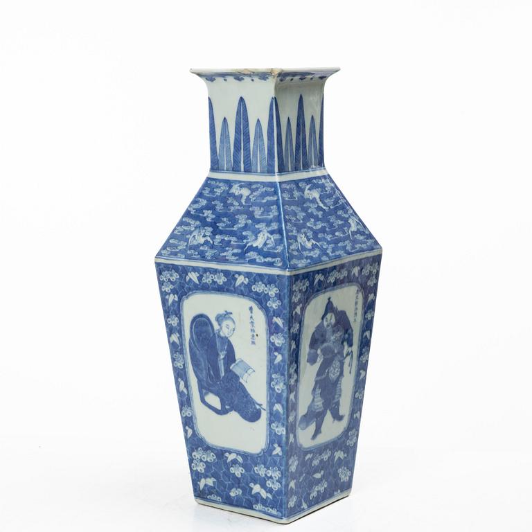 A blue and white porcelain vase, China, 19th century.