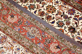 A carpet, Täbriz part silk, 306 x 200 cm.