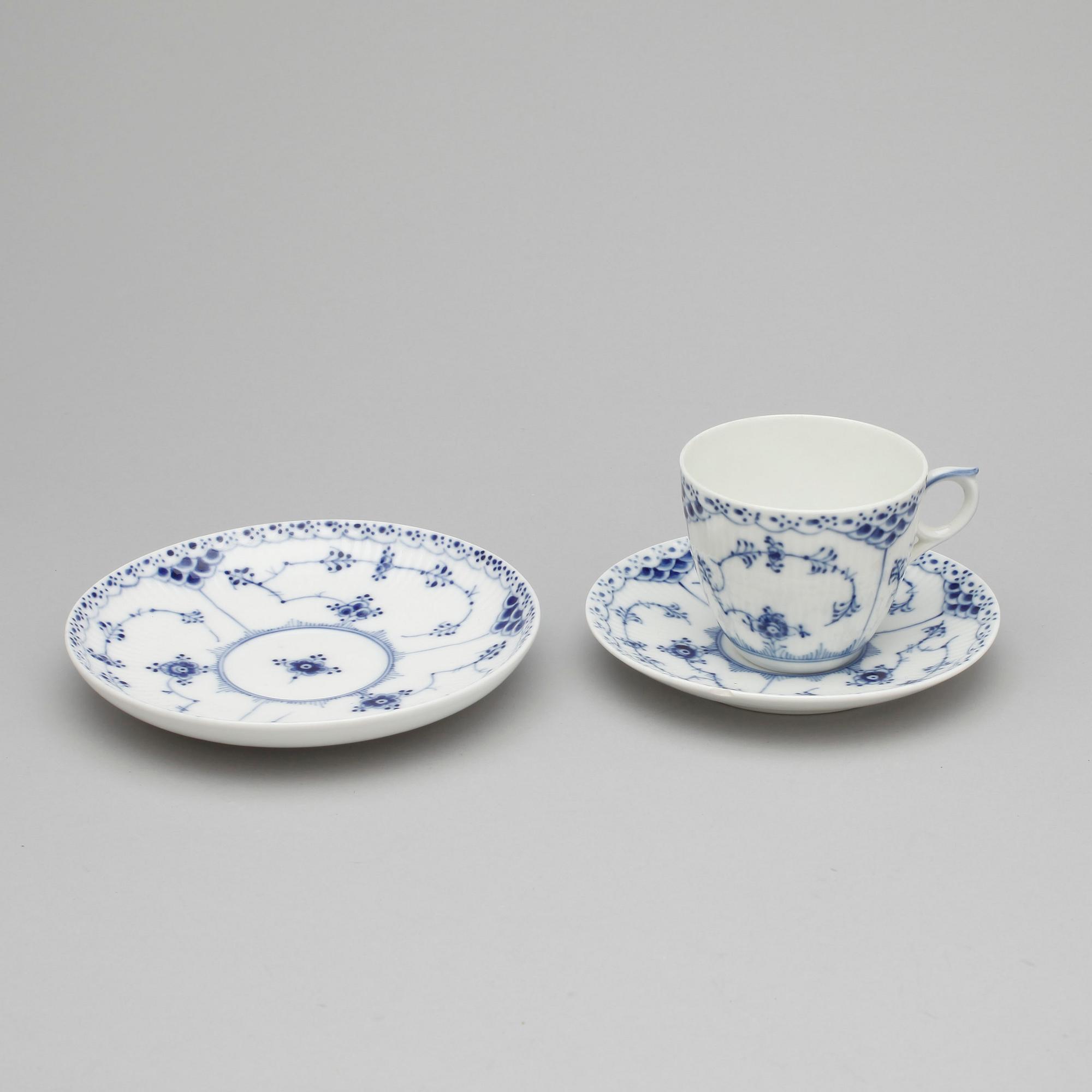 SERVISDELAR, 27 delar, "Musselmalet", Royal Copenhagen, 1900-talets.