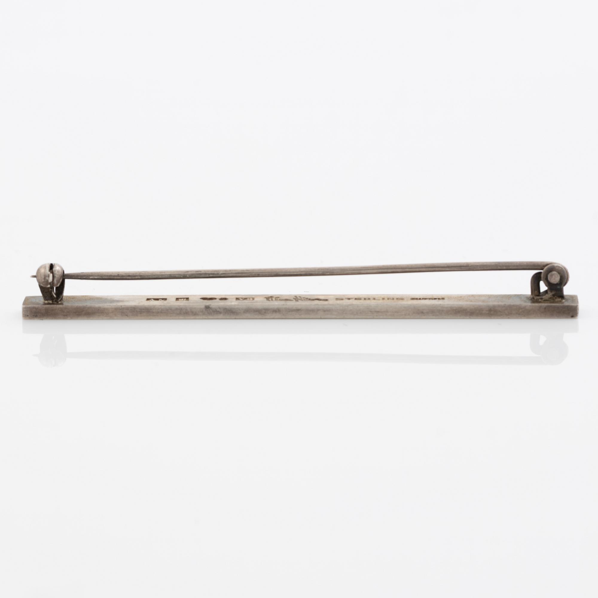 Wiwen Nilsson, brosch med monogramgravyr, sterlingsilver, Lund 1949.