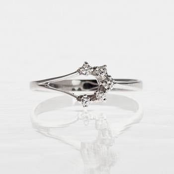 RING, 18K vitguld, fem diamanter, otydliga finska stämplar. Vikt 1,9 g.