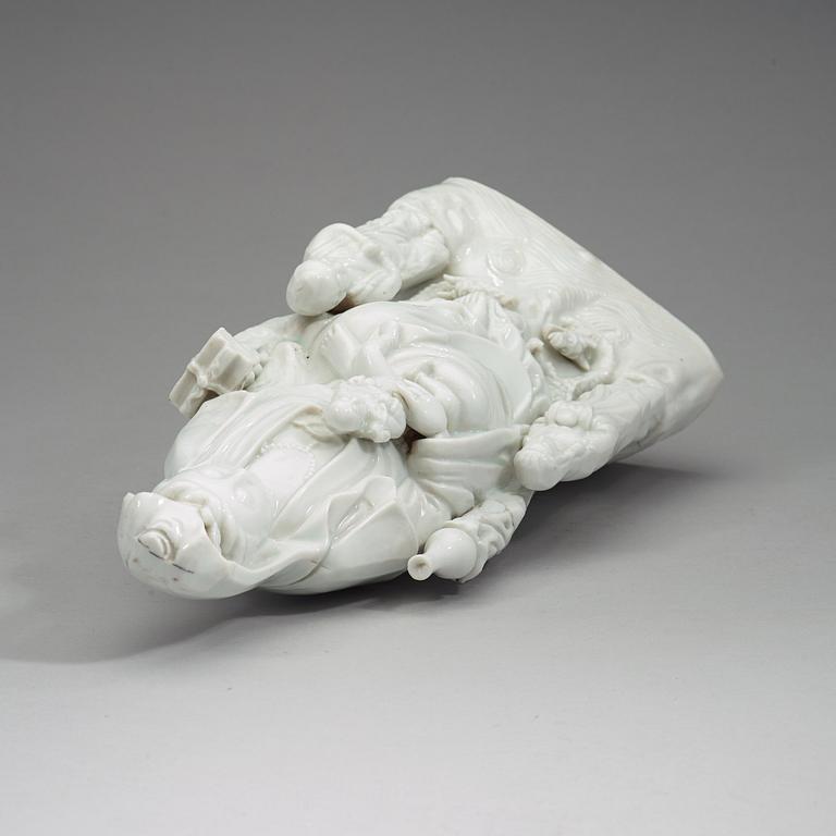 A blanc de chine figure of Guanyin, late Qing dynasty (1662-1912).