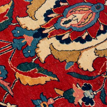 An antique/semi-antique Tabriz carpet of 'Vase design', ca 509 x 359 cm.