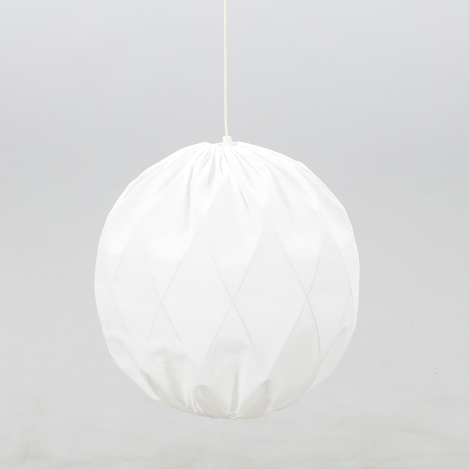 Tore Ahlsén, taklampa, "Pia-lampan", Gärsnäs.