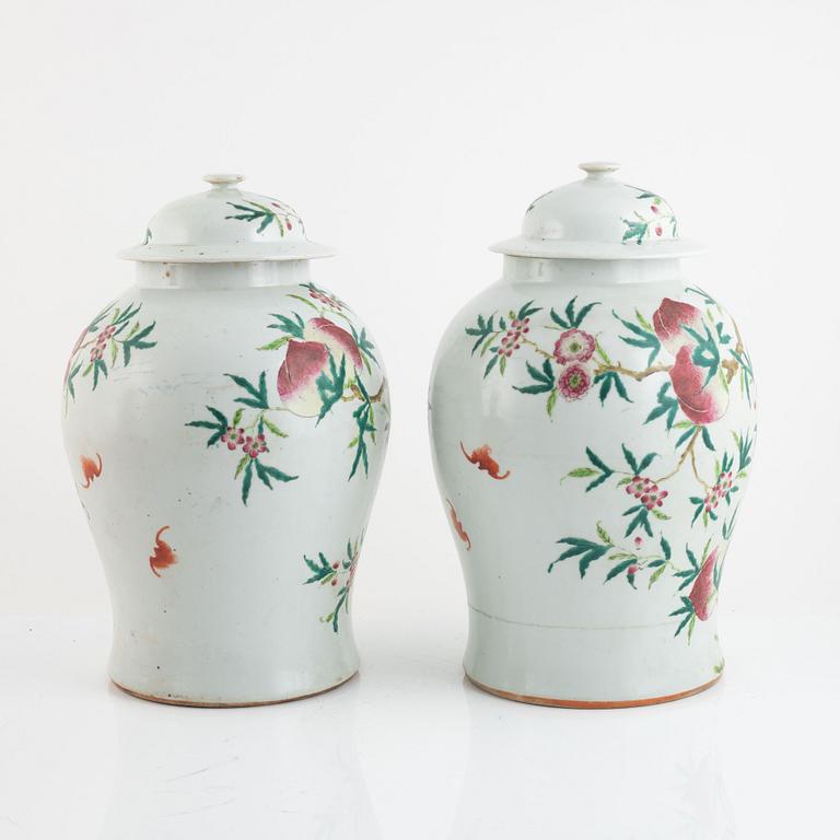 A pair of Chinese famille rose peach vases with covers, late Qing dynasty/circa 1900.