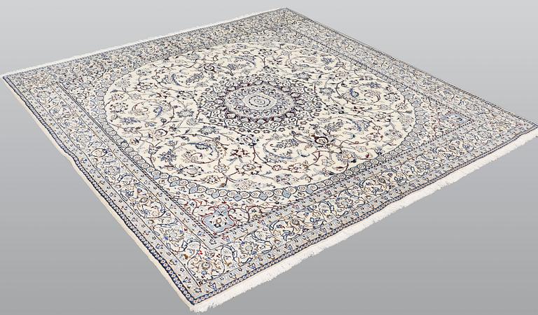 A part silk Nain carpet, so-called 9 LAA, approx. 197 x 195 cm.