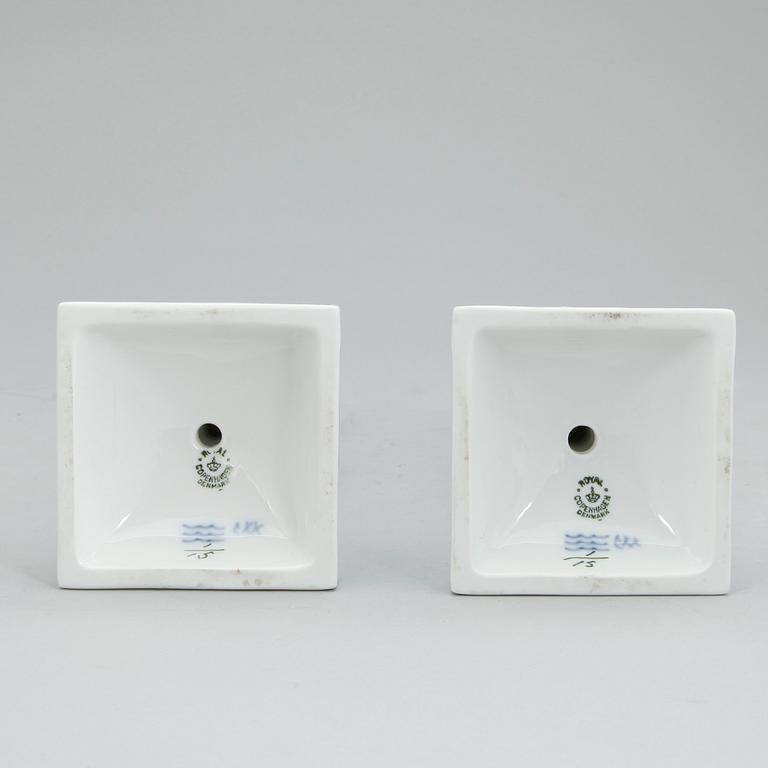 LJUSSTAKAR, ett par, porslin, "Musselmalet", Royal Copenhagen, Danmark, 1900-talets andra hälft.