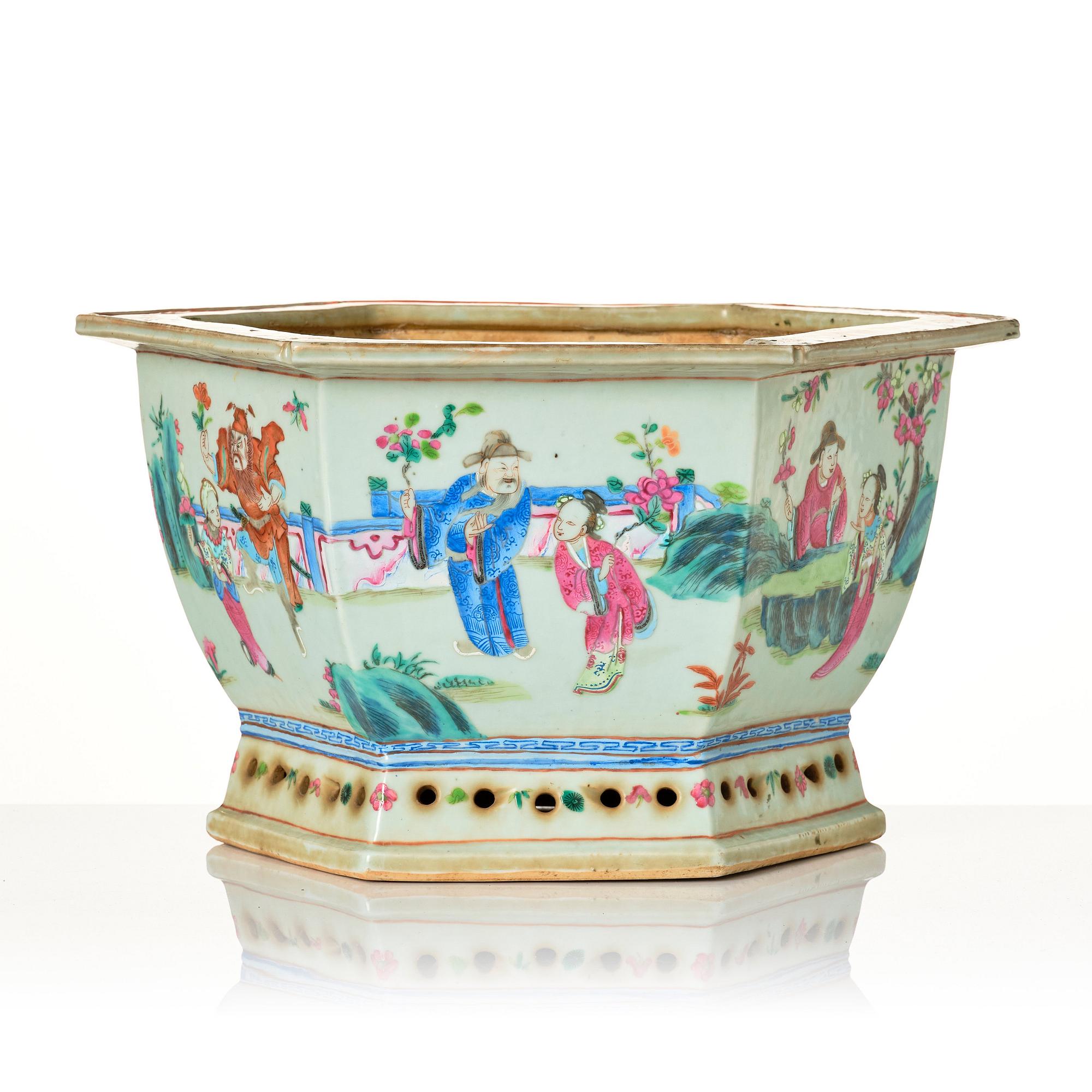 A large famille rose flower pot, Qing dynasty, 19th Century.