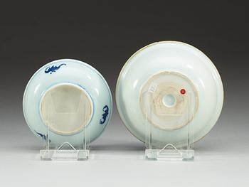 A blue and white bowl and a small dish, Transition, 17th Century.