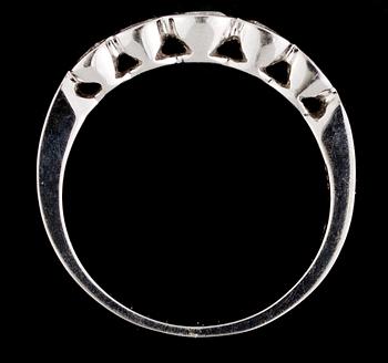 RING, vitguld med diamanter, tot 0.45 ct.
