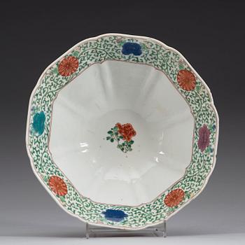A famille verte bowl, Qing dynasty, Kangxi (1662-1722).