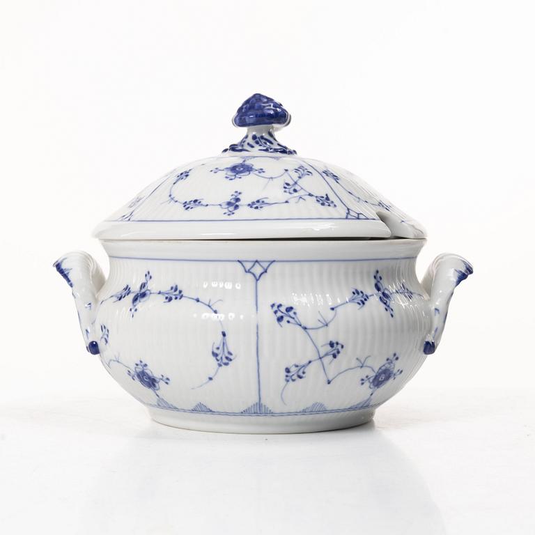 Royal Copenhagen, terriner 2 st, "Musselmalet", riflet, Danmark, 1890-1922.