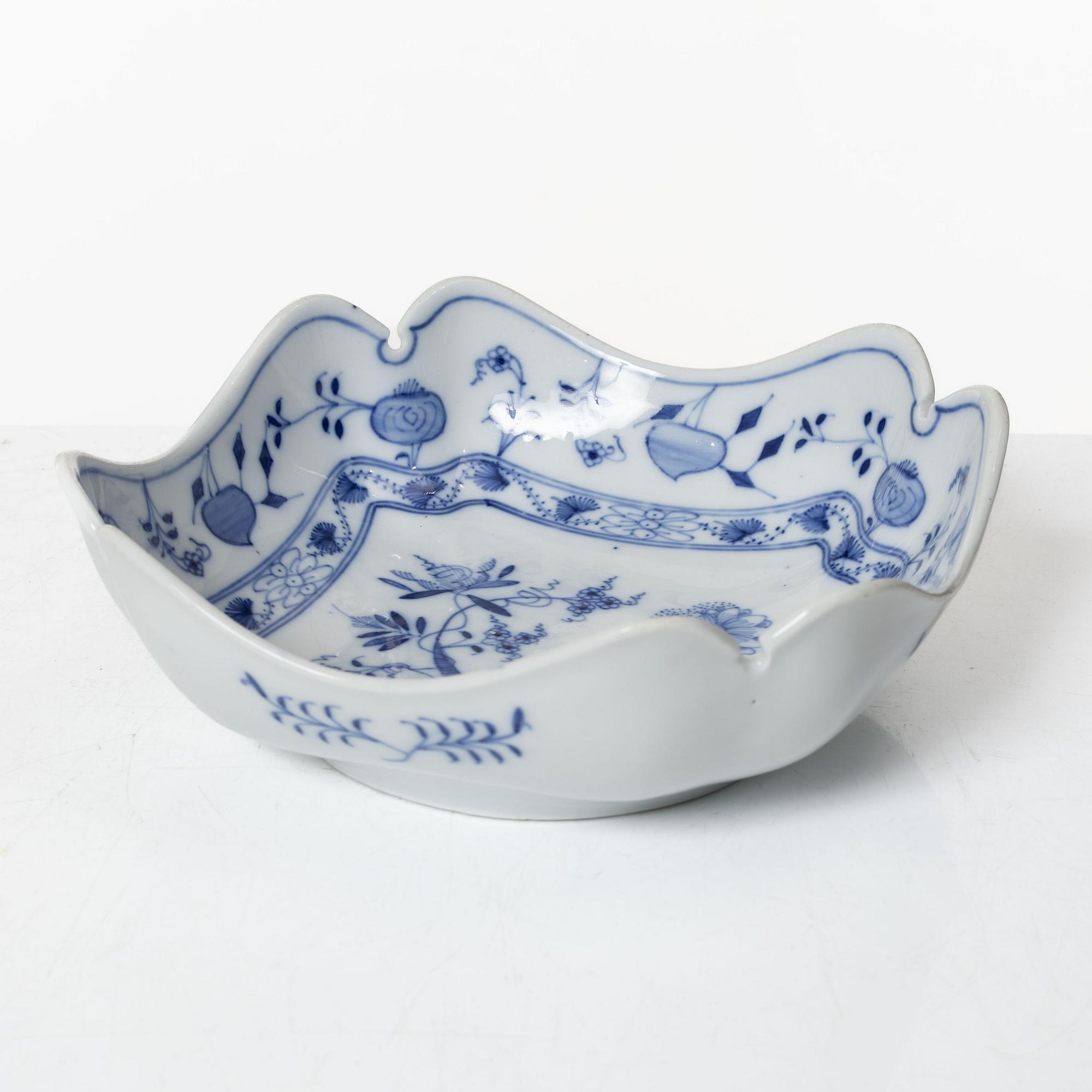 A 54-piece porcelain dinner service, 'Onion pattern/Zwiebelmuster', predominantly Meissenstadt, Tyskland.