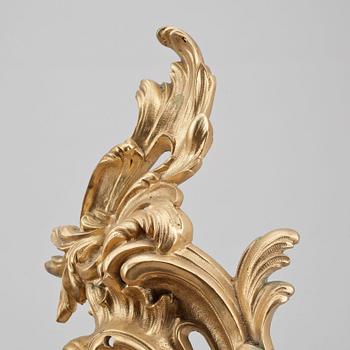 ELDHUNDAR, ett par, förgylld brons, Louis XV-stil, otydligt märkta. Troligen sekelskiftet 1900.