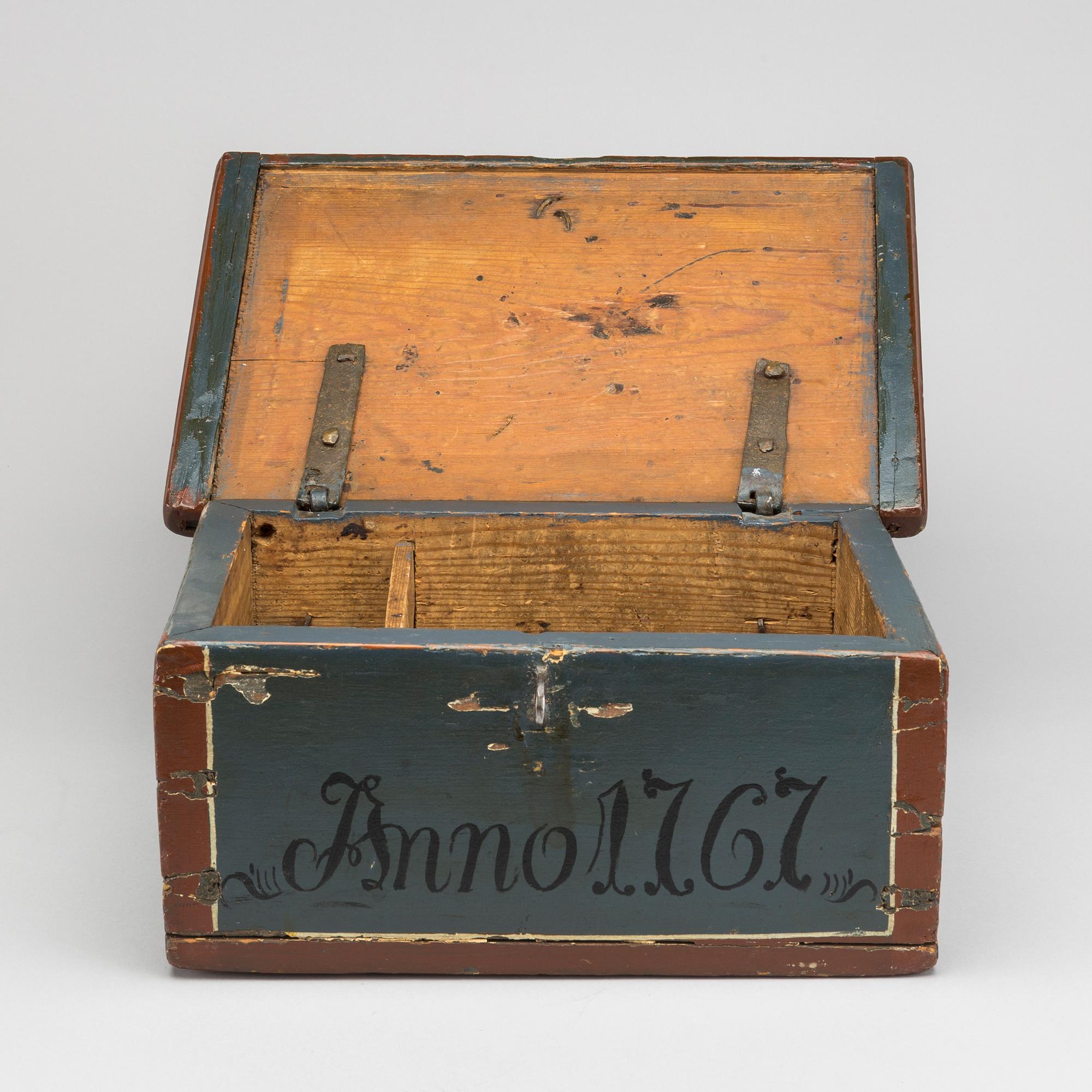 SKRIN med LOCK, allmoge. Bär årtal 1767.