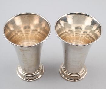 BÄGARE, 2 st, silver, L Axelson, Stockholm 1900. Vikt ca 414 gram.