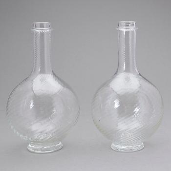 KARAFFER, ett par, glas, tidigt 1800-tal/1800-talets första hälft.