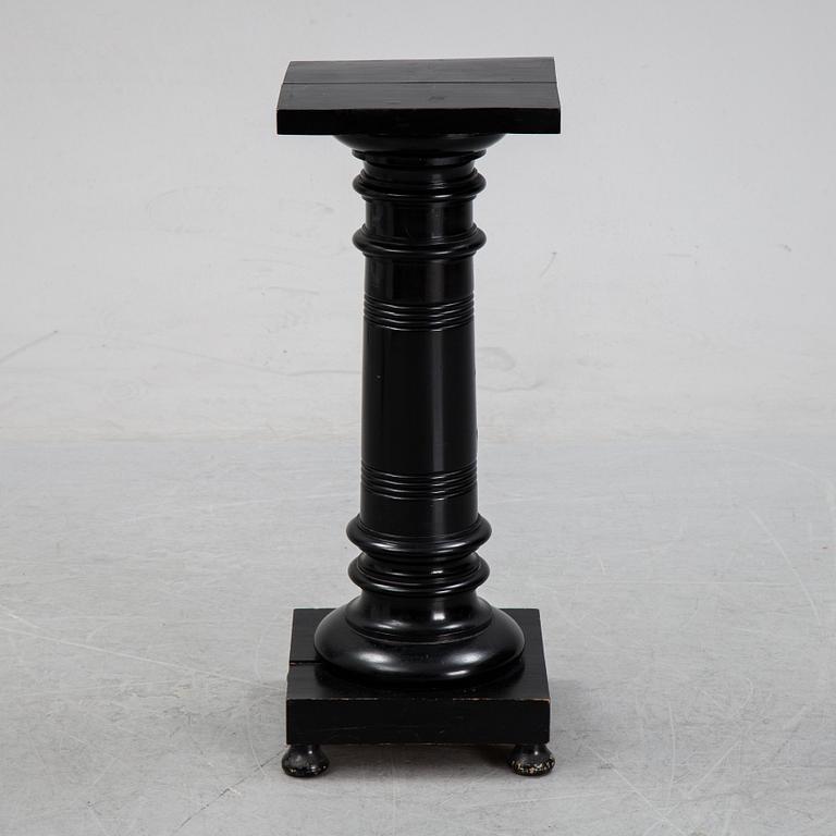 A painted pedestal, end of the 19th Century.