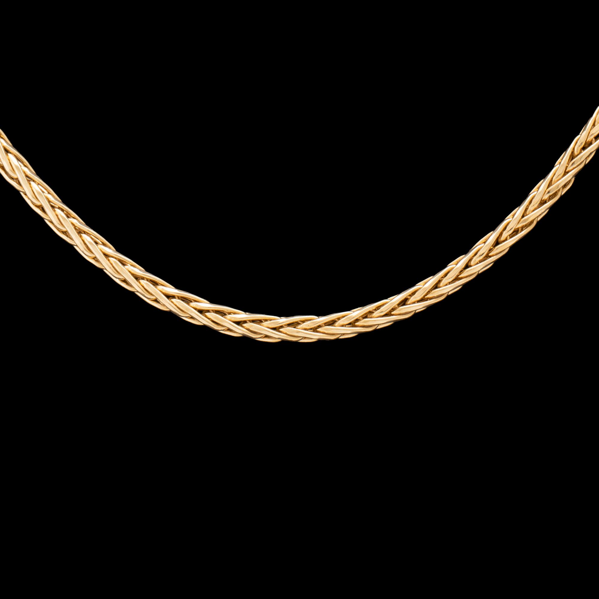 Necklace herringbone chain in 18K gold.