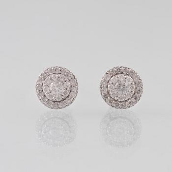 ÖRHÄNGEN, 14K vitguld med briljantslipade diamanter ca 0.66 ct. Vikt 2,3 gram.