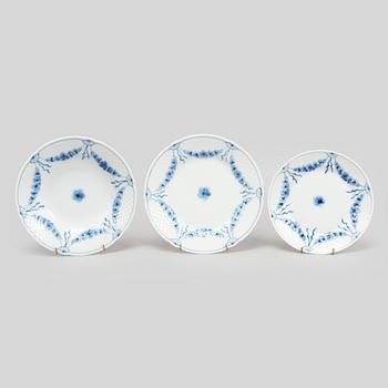 Harriet Bing, astiasto, 110 osaa, "Empire" posliini,  ja pöytäliina, Bing & Grøndahl Tanska.