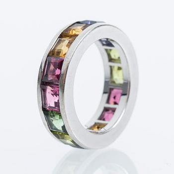 RING, 18K vitguld med princesslipade ädelstenar.