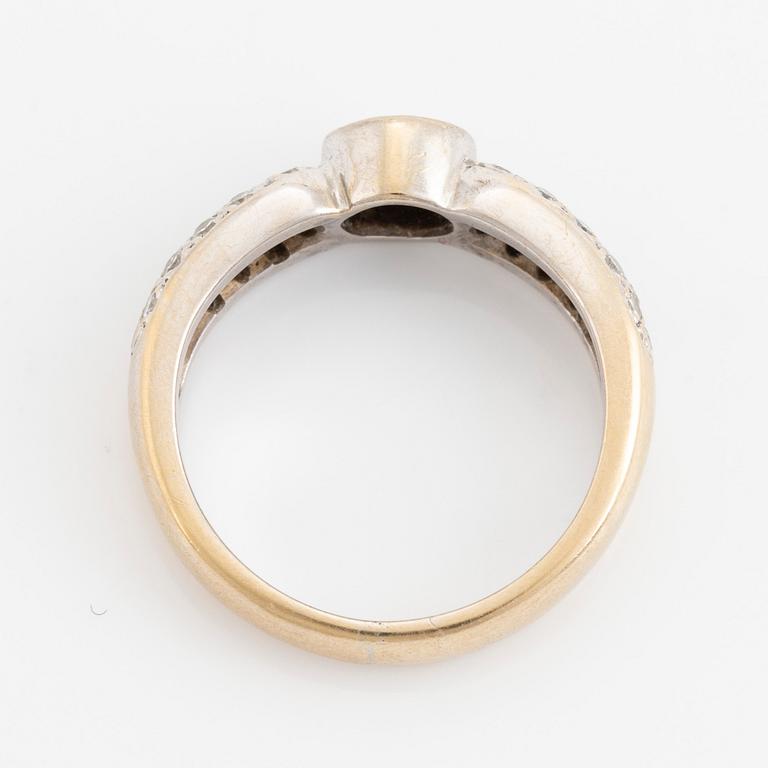 18K white gold and brilliant cut diamond ring.