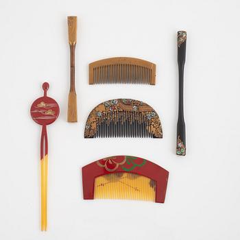 A group of assorted Japanese hair accessories and two fans, 19th and 20th century.