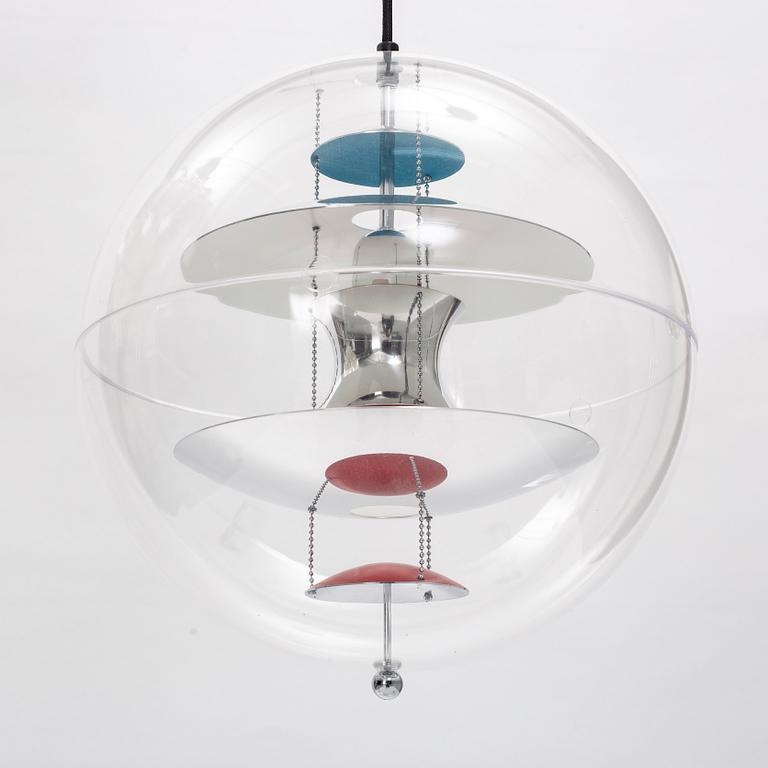 Verner Panton, taklampa, 'VP Globe', Frandsen Lighting A/S, Danmark, 2000-tal.