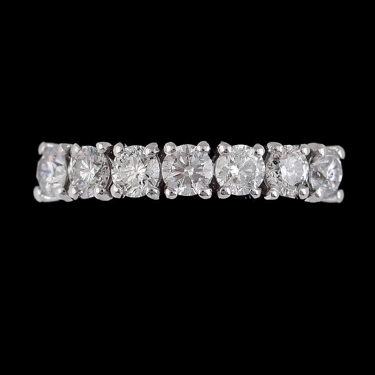 RING, 18K vitguld, 7 briljantslipade diamanter tot ca 1.46 ct.