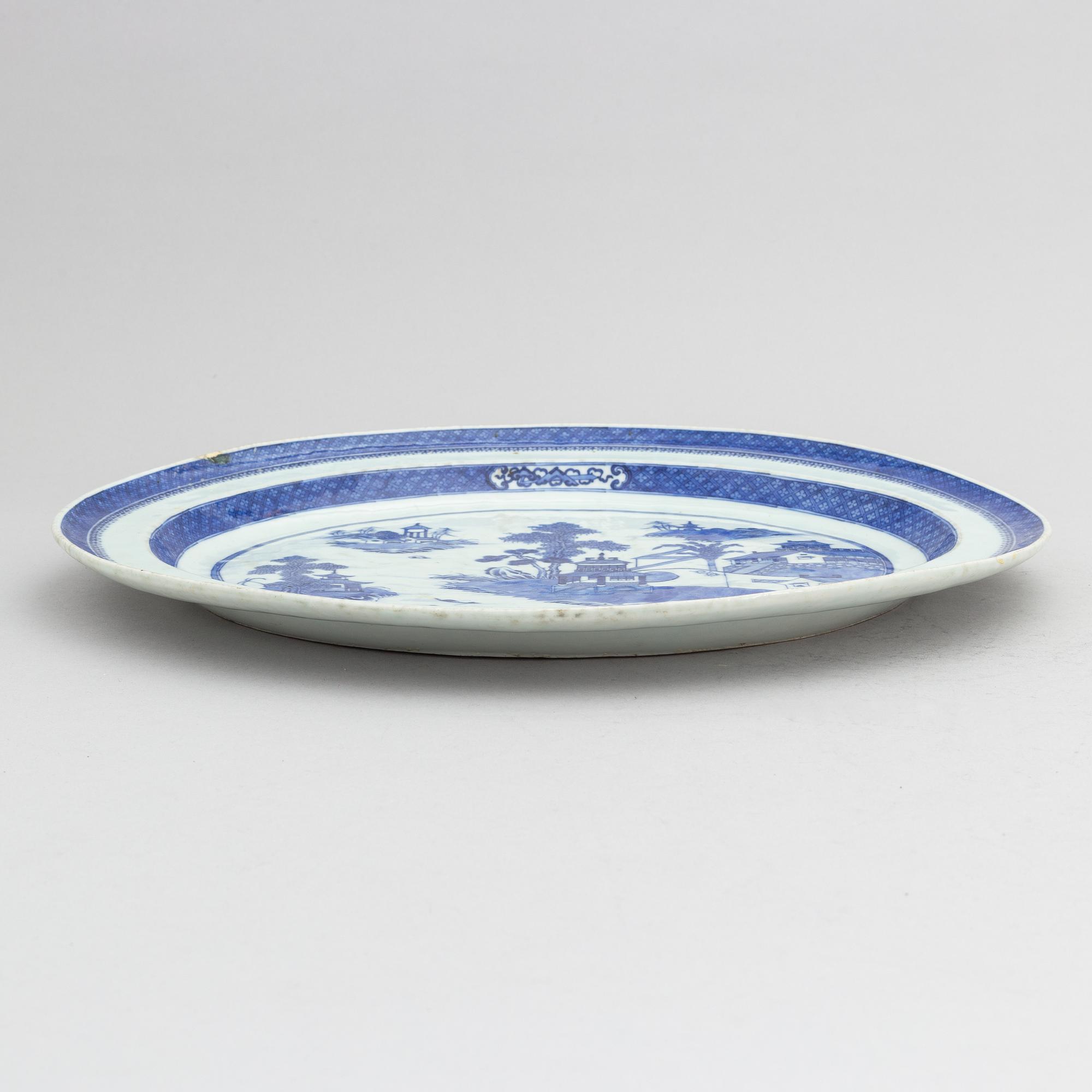 Serveringsfat, porslin, Kina, Qingdynastin, Jiaqing (1796-1820).