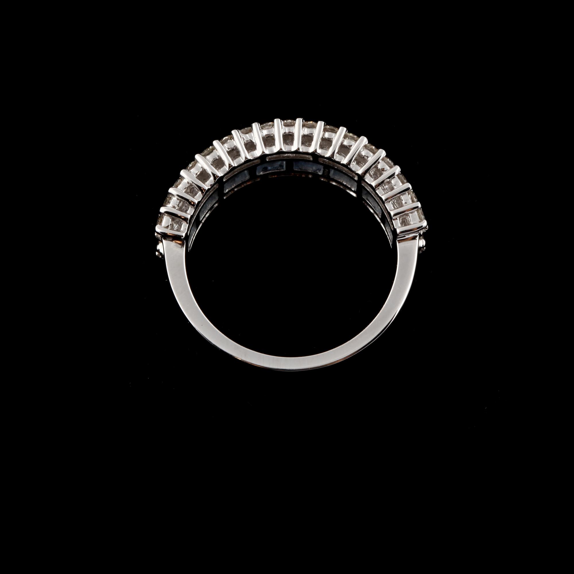 RING, 18k vitguld med 34 briljantslipade diamanter, ca 0.64 ct samt 15 blå safirer, ca 1.54 ct. Vikt 7 g.