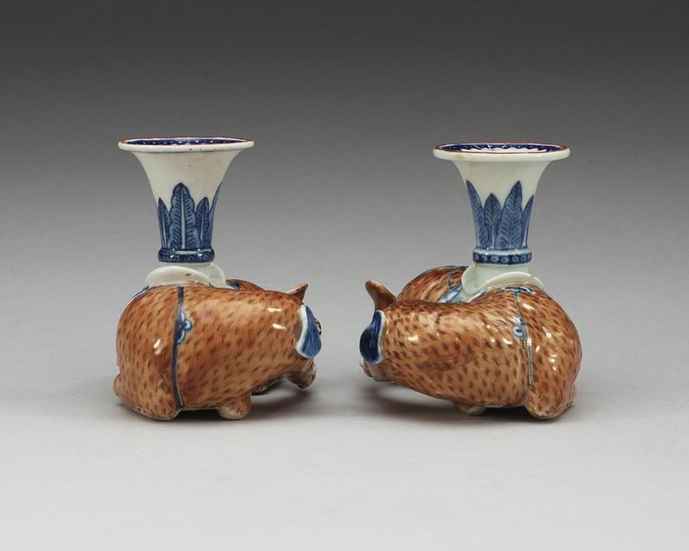 LJUSSTAKAR, ett par, kompaniporslin. Qing dynastin, Qianlong (1736-95).