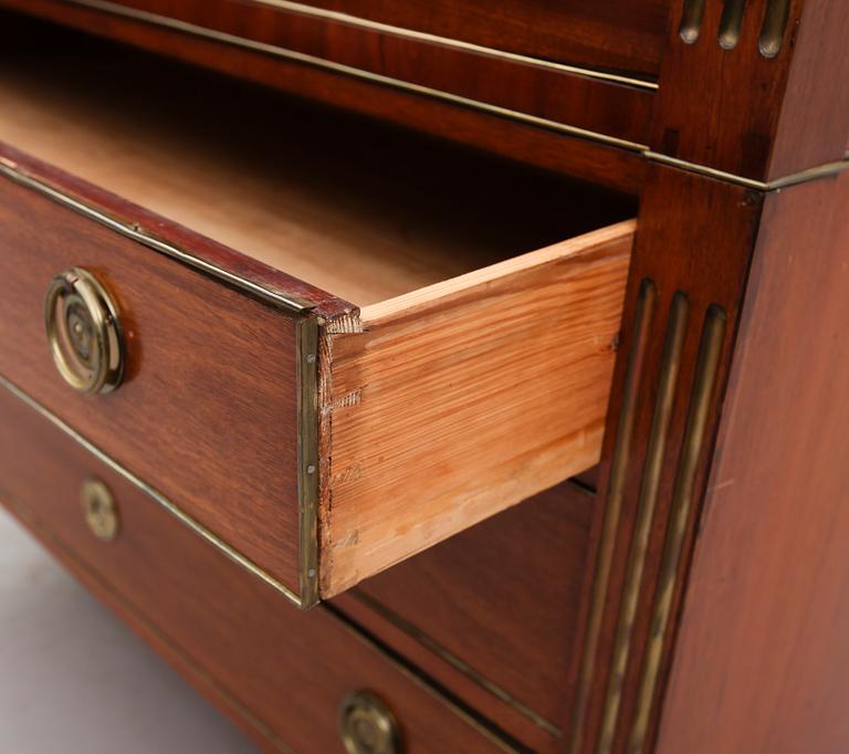 CHIFFONJÉ, sengustaviansk, omkring år 1800.