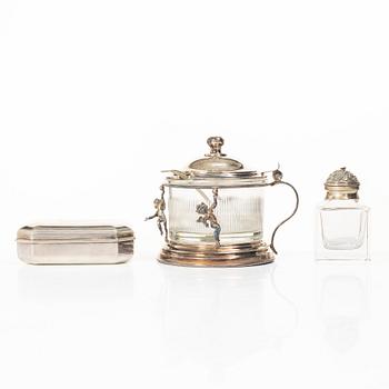 Sockerskål med lock, bläckhorn samt ask, silver och glas resp silver, 1900-tal, bl a Italien.