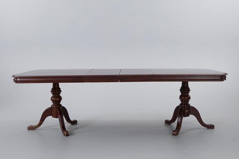 A SET OF 7 ROKOKO-STYLE DINING CHAIRS AND A TABLE, 20th century.