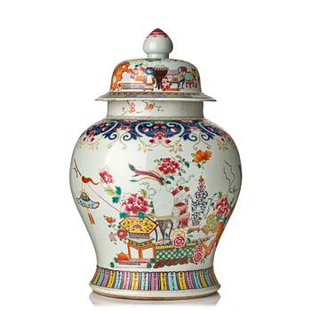 Golvurna med lock, porslin. Qingdynastin, 1800-tal.