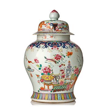 A large famille rose jar, Qing dynasty, 19th Century.