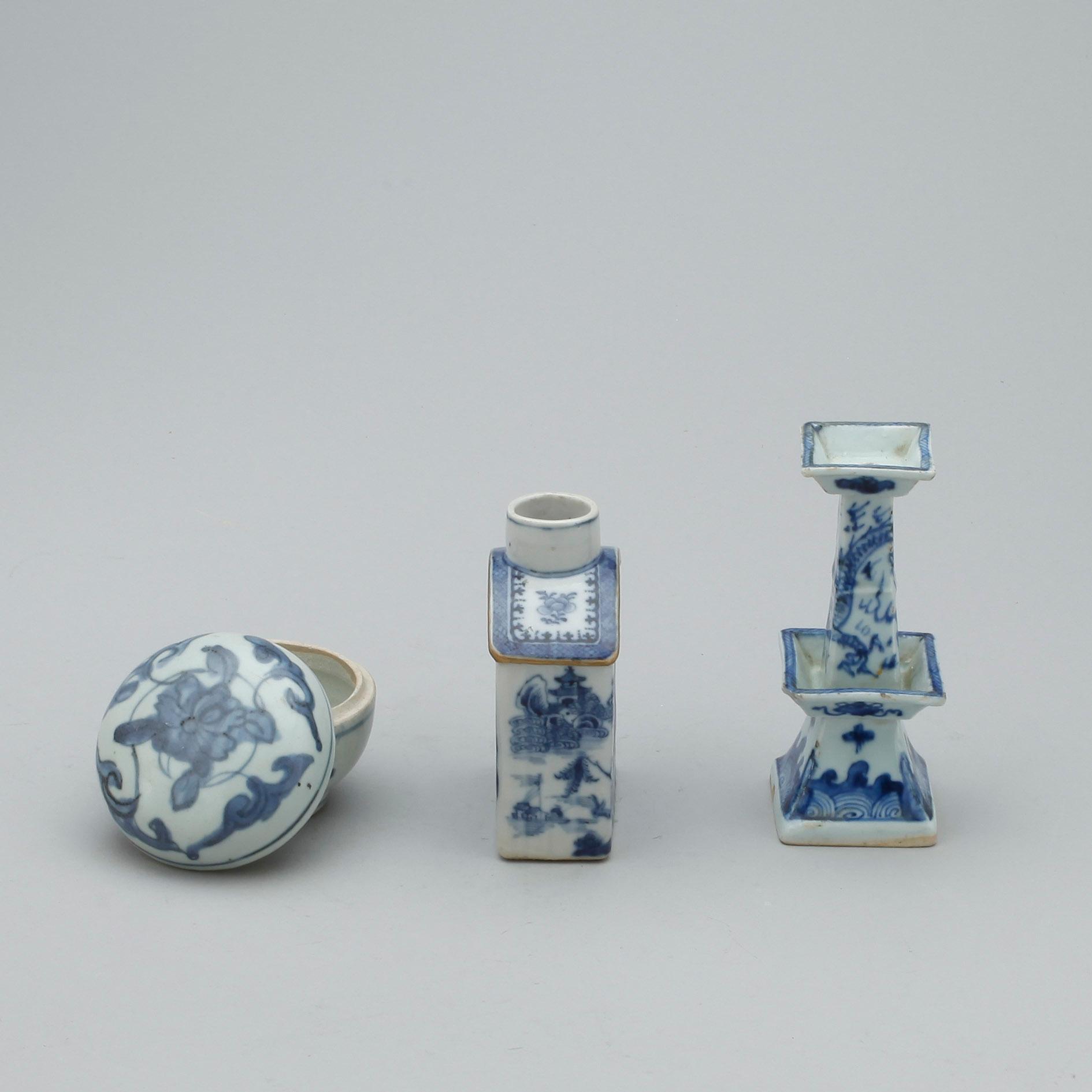 PARTI PORSLIN, 3 delar, porslin, Kina, Wanli (1573-1619) respektive Qing dynastin (1644-1912).