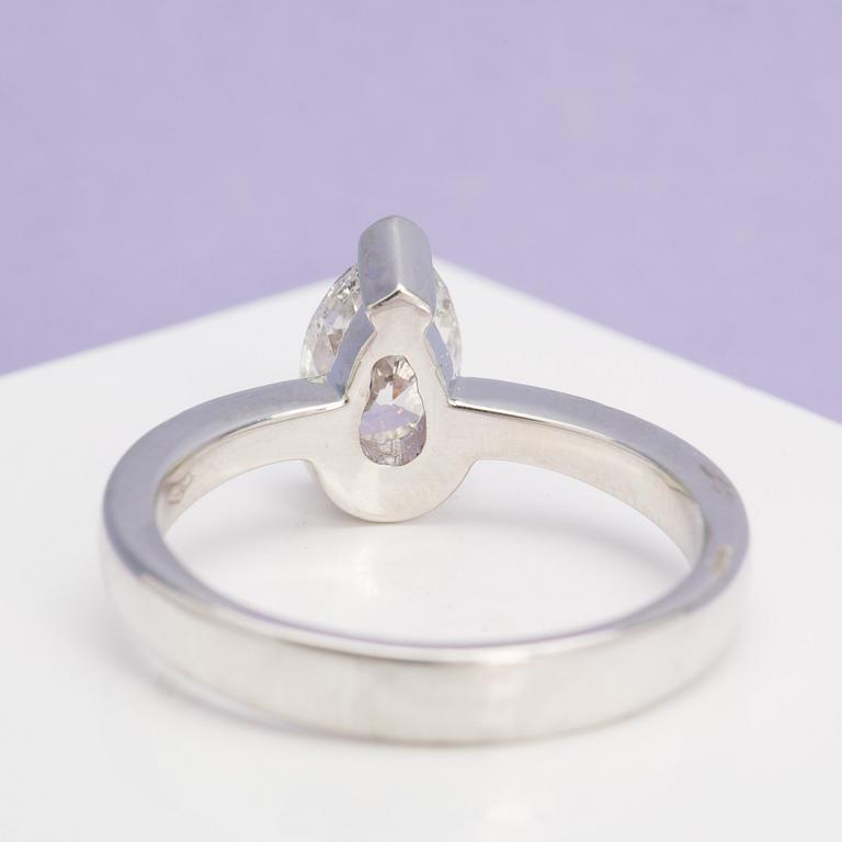 RING, 18K vitguld med droppslipad diamant ca 1.01 ct.